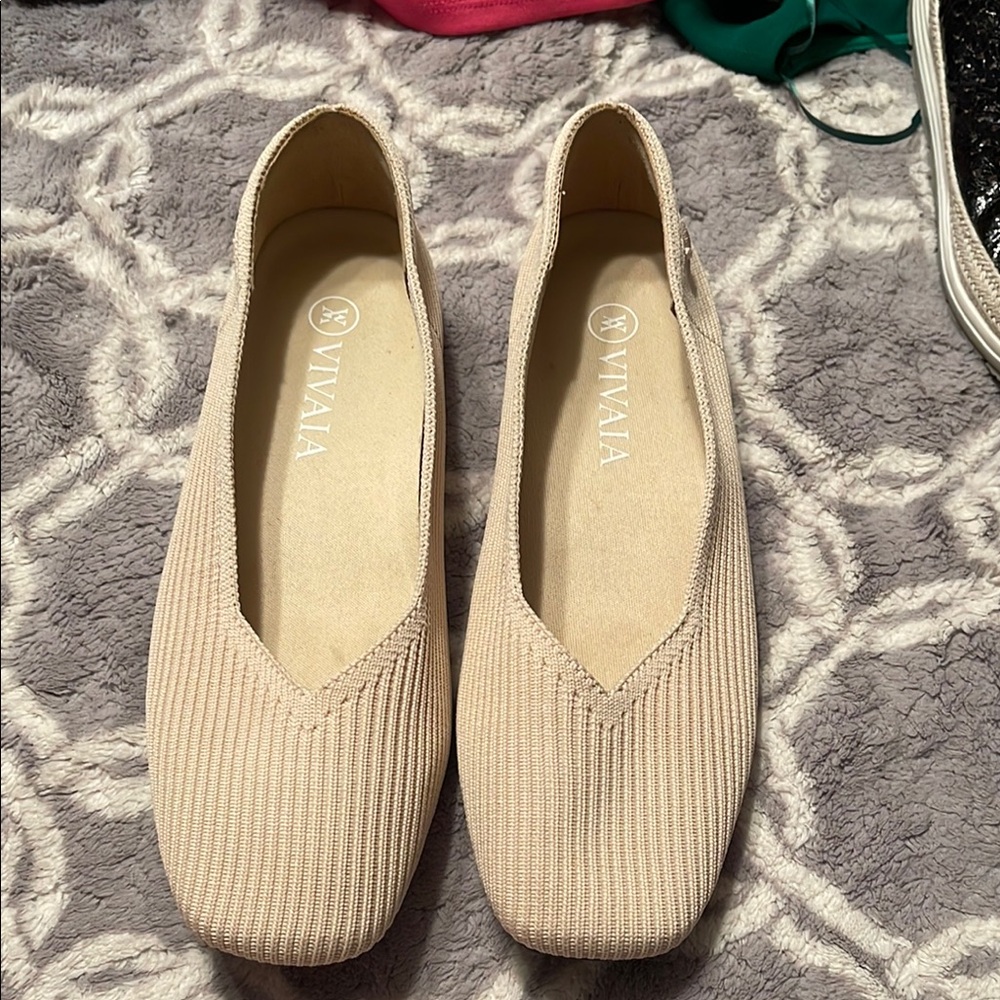 Cream Flats with Textured Fabric and Classic Silhouette